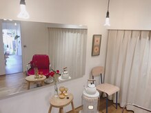 ウギ(U gi)の雰囲気（白基調の店内になってます♪）