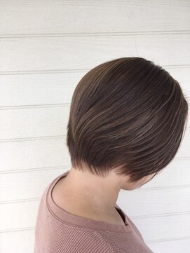 ビーブラッシュ(B.Brush) ハイライト×ショートボブ
