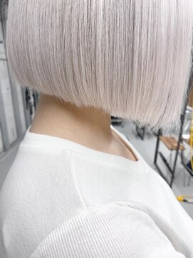 ペレ 渋谷(PELE) YU109_ホワイト×切りっぱなしボブ ブリーチ4回~