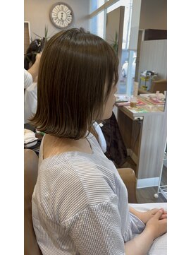 美容室 シェイプ 条里店 切りっぱ外はねボブ