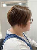 タイトな襟足でスッキリ涼しいショートヘア