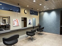 アーティス ヘア デザイン(Artis hair design)の雰囲気（シックな雰囲気のセット面は６面◇駐車場７台◇個室もございます）