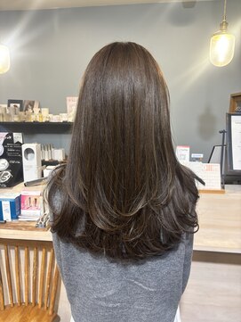 スアバイキキ(SuA by kiki.) ミディアムレイヤー/ハッシュカット/ワインレッド[千葉]