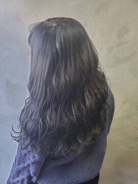 ル リアン(Le lien) 暗い所で見ると黒髪に見えるネイビーカラー