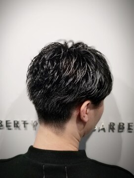 リバティシェアバーバー 銀座(LIBERTY SHARE BARBER) 【センター分けの方必見】カルマパーマスタイル