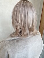 イルウィ(irwi)&nbsp;【ブリーチカラー】ホワイトベージュカラー　ミディアムボブ