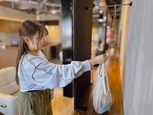 カバンや上着は鏡のうしろに