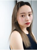 長めバングシンプルストレートオリーブベージュハイトーンカラー