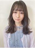 女性らしい柔らかさが魅力のフェミニンミディアム
