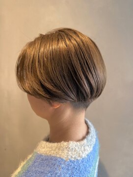 エスケープ トゥ ボナ(ESCAPE to bona.) イケメン女子のうる艶ショートボブスタイル 刈り上げ