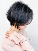 30代40代前髪なしひし形大人ショートブルーブラックワンカール