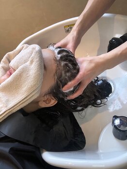 ウェッジ プレミアムヘアーサロン(WEDGE)の写真/【フルフラットシャンプー台】で日常では味わえない癒しをご提供！心も身体も癒される極上のスパタイムを♪