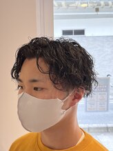 センターパートとの相性ピッタリのスパイラルパーマ♪縦に落ちるカールで立体感を造ります！