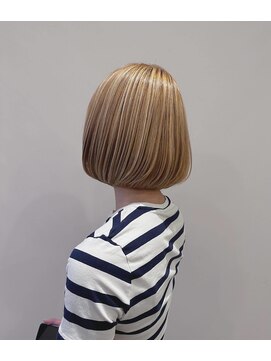 サードプレイス(3rd PLACE) ハイトーンハイライト丸みボブ