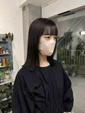 カサネ(casane) 前髪ぱっつん、黒髪ロブ