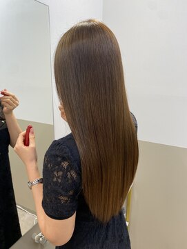 シュヴーブリヤン(cheveux brillants) 『指がすべるような髪へ』しなやかなストレートヘア