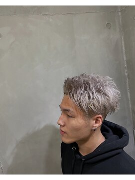 モノ アンド イニ(Mono & inni) 【シルバーグレージュ×フェードアップバング】