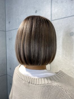 髪質の変化に寄り添う似合わせショートで、上品な艶とまとまりのあるスタイルを実現。