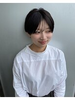 エアー 青山(AIR)&nbsp;丸みショート前下がりセンターパートハンサムくびれショート