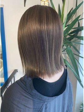 ベルメール ヘアー(Belle mer hair) グレージュカラー 艶髪 髪質改善 切りっぱなしボブ 外ハネ 20代