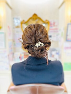 美容室 ティンカーベル シニヨンヘア