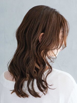 最先端のパーマ技術で髪へのダメージを最小限にし、艶のある柔らかいスタイルを実現