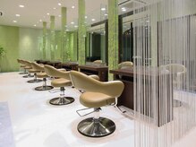 アース 川口店(HAIR&MAKE EARTH)の雰囲気(広々とした明るい店内でゆったりとお過ごしください♪)