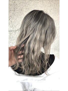 ストゥー(StueW.) 【倉敷】シルバー×ホワイトベージュ