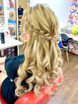 ヘアセットアップス(UP's) 人気のシンプルシリーズ￥1650♪『両サイド編み後ろ止め＋コテ』