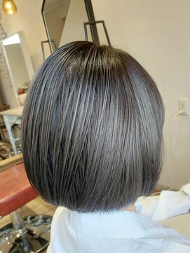 ジジ(JiJI) 切りっぱなしボブ×グレージュ