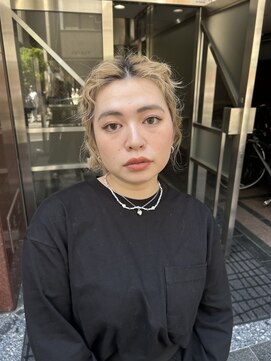 キュリオ(CURIO) ハイトーン×パーマ風ヘアアレンジ