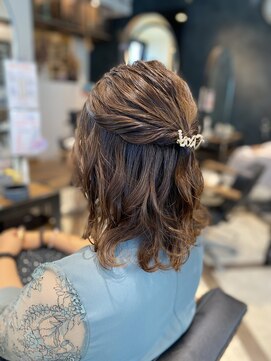 レジーナ トリドール(REGINA Tri'or) ゆるふわハーフアップ