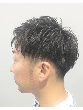 夜髪 卵形伸ばしかけ直毛:ツーブロックをあしらったパーマの残留思念