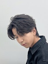 《センターパート》ナチュラルからパーマスタイルまで幅広く人気なスタイル〔長岡メンズパーマ〕