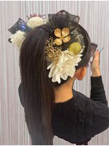 ベルグロー 北新地(BELLEGROW)&nbsp;花飾りストレートポニーテール｜梅田・北新地ヘアセット