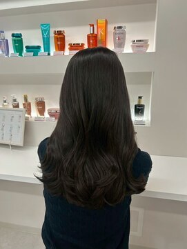 シイム(CYM) 艶髪ダークグレージュ/レイヤーカット/ウェーブ