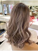 ホワイトベージュのバレイヤージュグラデーション