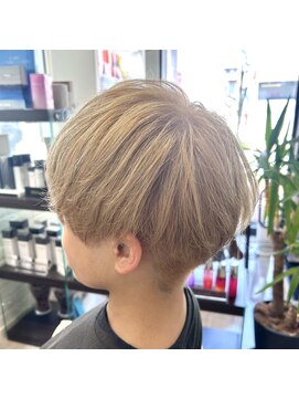 ベルナ(BeLuna) 姪浜ブリーチ有りミルクティーベージュ刈り上げマッシュ