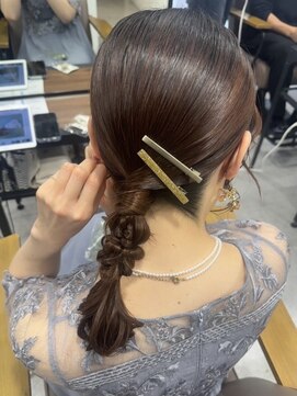 シンプル×華やか♪アクセが映える編みおろしヘア