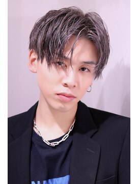 ネイビー(NAVY) メンズオススメ ブリーチカラー シルバーアッシュセンターパート