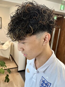 ウェイビーエフティフィフス 横浜西口(WAVEY ft.fifth) 横浜スペインカールラルフカールーズパーマスキンフェード30代◆