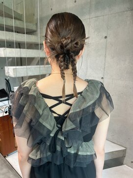 ホテリー(Hotely) タイトに髪でつくるデザインアレンジ
