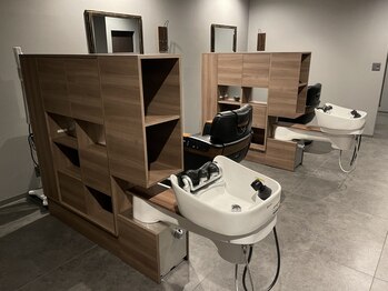 スタジオクラン(studio Clan)の写真/【安城駅からすぐ！】グレーと黒を基調とした落ち着いた店内は半個室のリラックス空間《studio Clan》