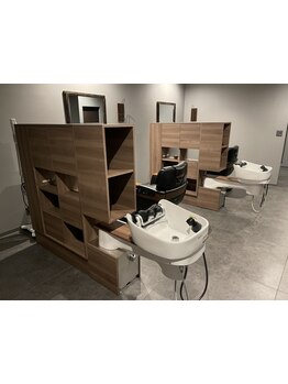 【安城駅からすぐ！】グレーと黒を基調とした落ち着いた店内は半個室のリラックス空間《studio Clan》