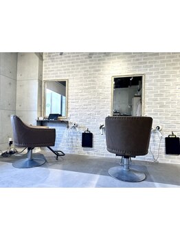 周りを気にせず髪の悩みを相談できる。大人女性のためのプライベート空間で、理想の艶髪を実現。