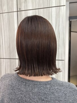 オレンジベージュ　切りっぱなしボブ　艶カラー