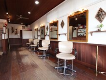 ヘアサルーンフラミンゴ(Hair saloon FLAMINGO)の雰囲気（本物の木の温もりだからこその落ち着いた空間です。）