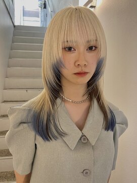 イェッカ パビル(YECCA pabil) ブロンドからブルーのルーツカラーとレイヤーカット