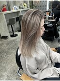レイヤーボブハイライトブリーチレイヤーハイトーングレージュ
