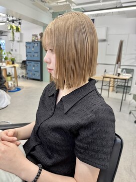 ヒビヲ(HIBIO) ショートボブ切りっぱなしボブタッセルボブベージュカラー横浜